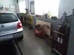 Auto stojące na stanowisku samochodowym podczas naprawy.