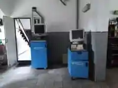 Specjalistyczne urządzenia do geometrii kół w warsztacie samochodowym.