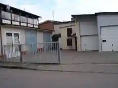 Brama wjazdowa na teren domu z warsztatem na sprzedaż.