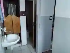 Toaleta i zlew przy biurze warsztatu na sprzedaz.