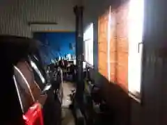 Podnośnik dwukolumnowy oraz samochód znajdujący się na stanowisku samochodowym.