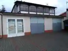 Bramy wjazdowe na stanowiska samochodowe oraz oddzielne pomieszczenie na sklep przy warsztacie.