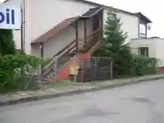 Dom na sprzedaż Człuchów. Schody prowadzące do głównego wejścia do domu z warsztatem samochodowym.