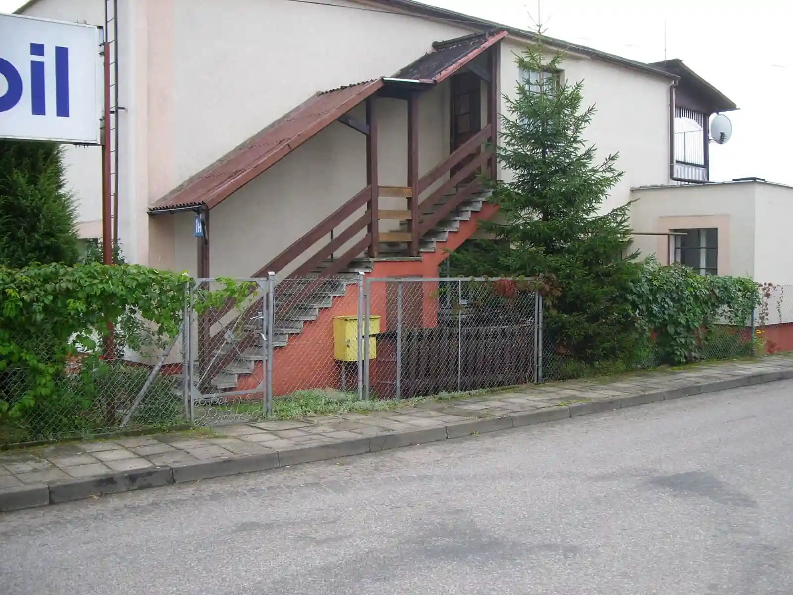 Widok z przodu domu z warsztatem