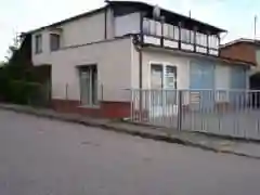 Sprzedam dom w Człuchowie. Widok od strony wjazdu na teren warsztatu.