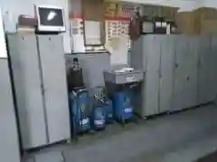 Specjalistyczne narzędzia w warsztacie samochodowym.