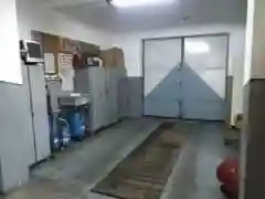 Wnętrze warsztatu samochodowego na sprzedaż z jednym z 4 stanowisk samochodowych.